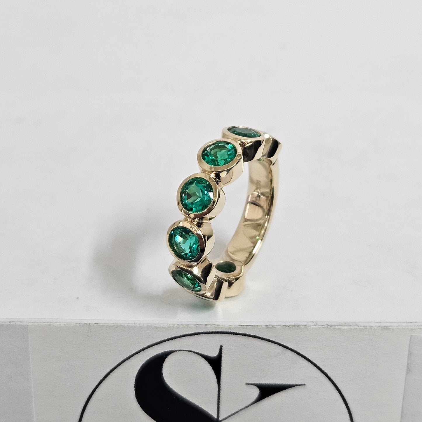 Bezel Setting Round Emerald Band/ Lab Round Emerald Wedding Ring/Anniversary gift Ring/Stackable  Band