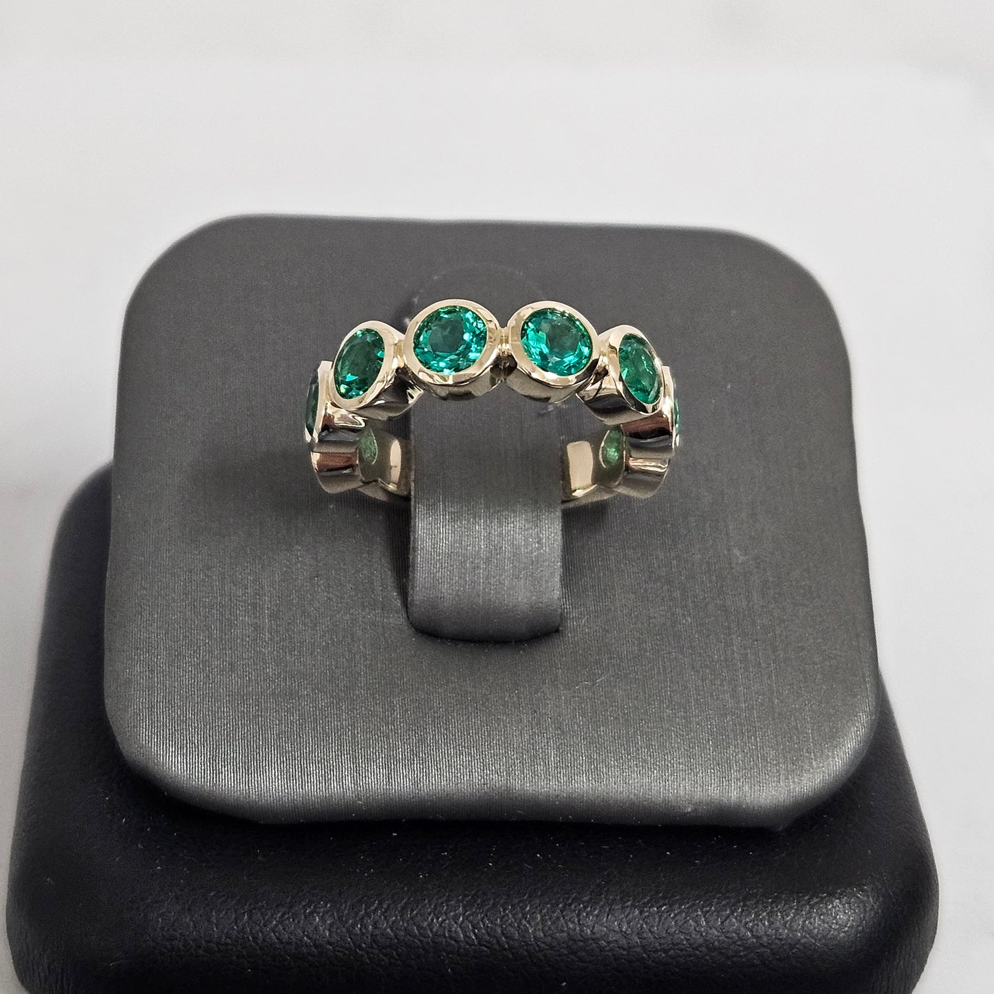 Bezel Setting Round Emerald Band/ Lab Round Emerald Wedding Ring/Anniversary gift Ring/Stackable  Band