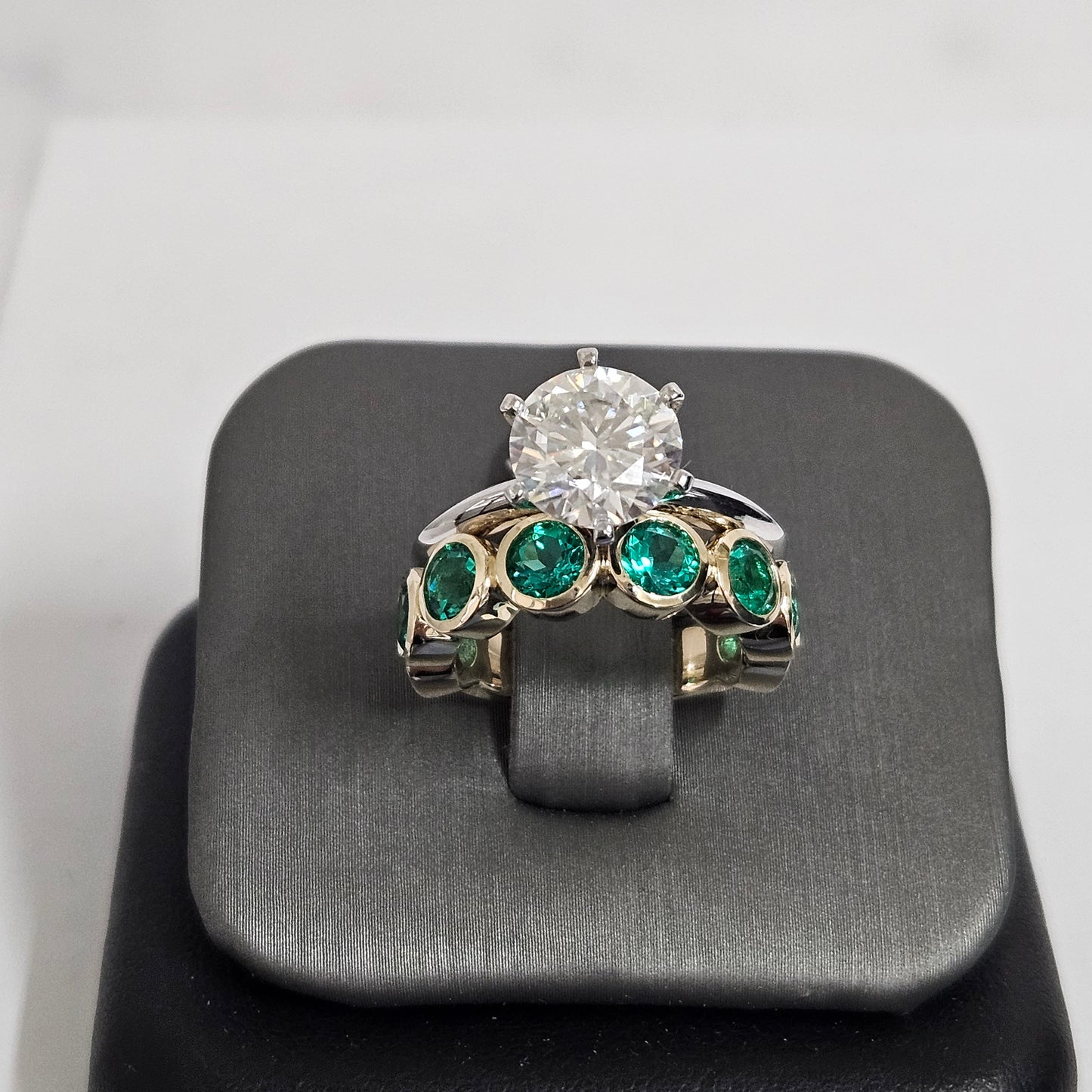 Bezel Setting Round Emerald Band/ Lab Round Emerald Wedding Ring/Anniversary gift Ring/Stackable  Band