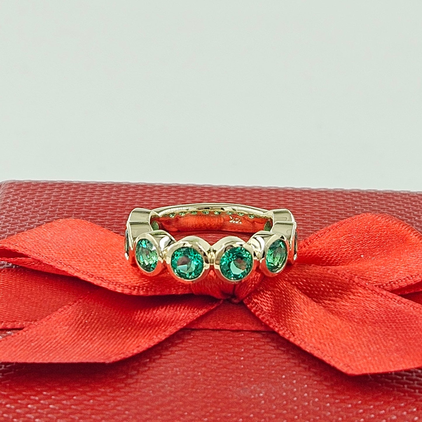 Bezel Setting Round Emerald Band/ Lab Round Emerald Wedding Ring/Anniversary gift Ring/Stackable  Band