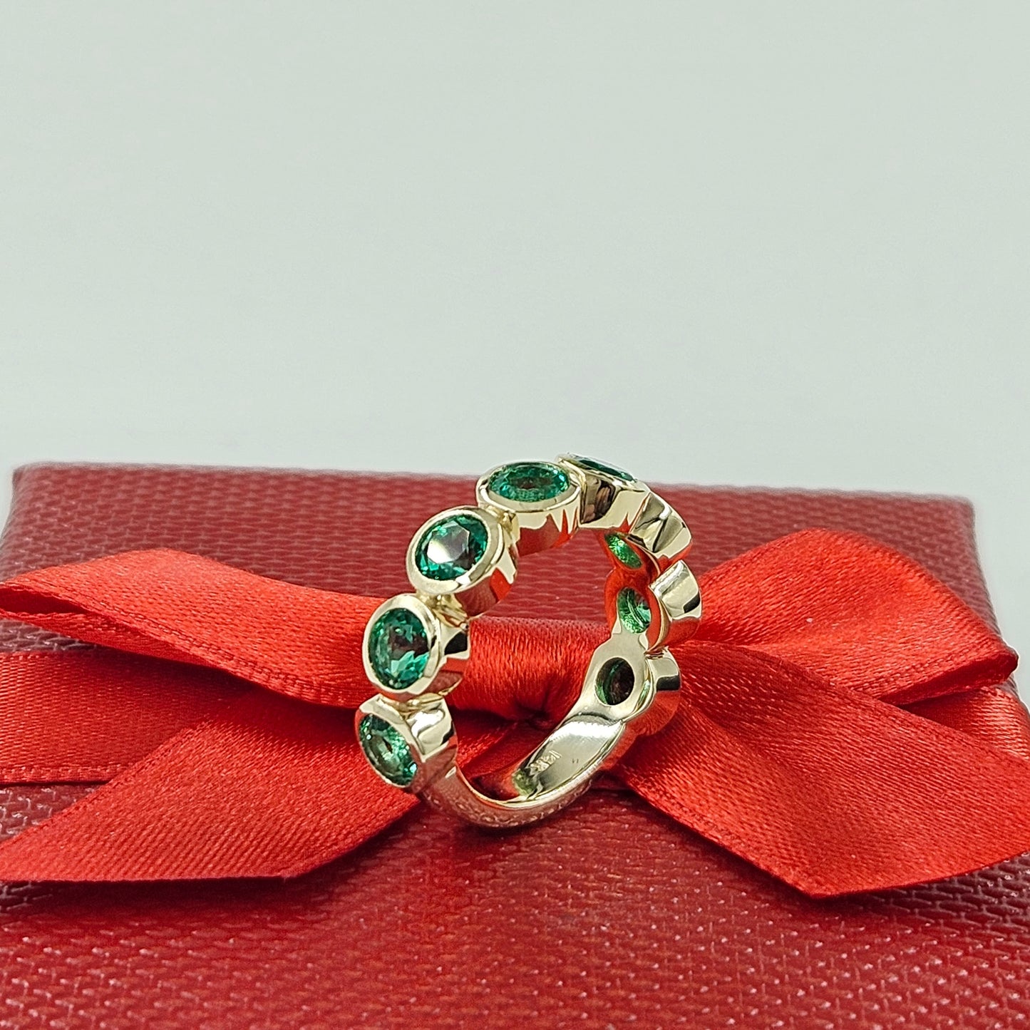Bezel Setting Round Emerald Band/ Lab Round Emerald Wedding Ring/Anniversary gift Ring/Stackable  Band