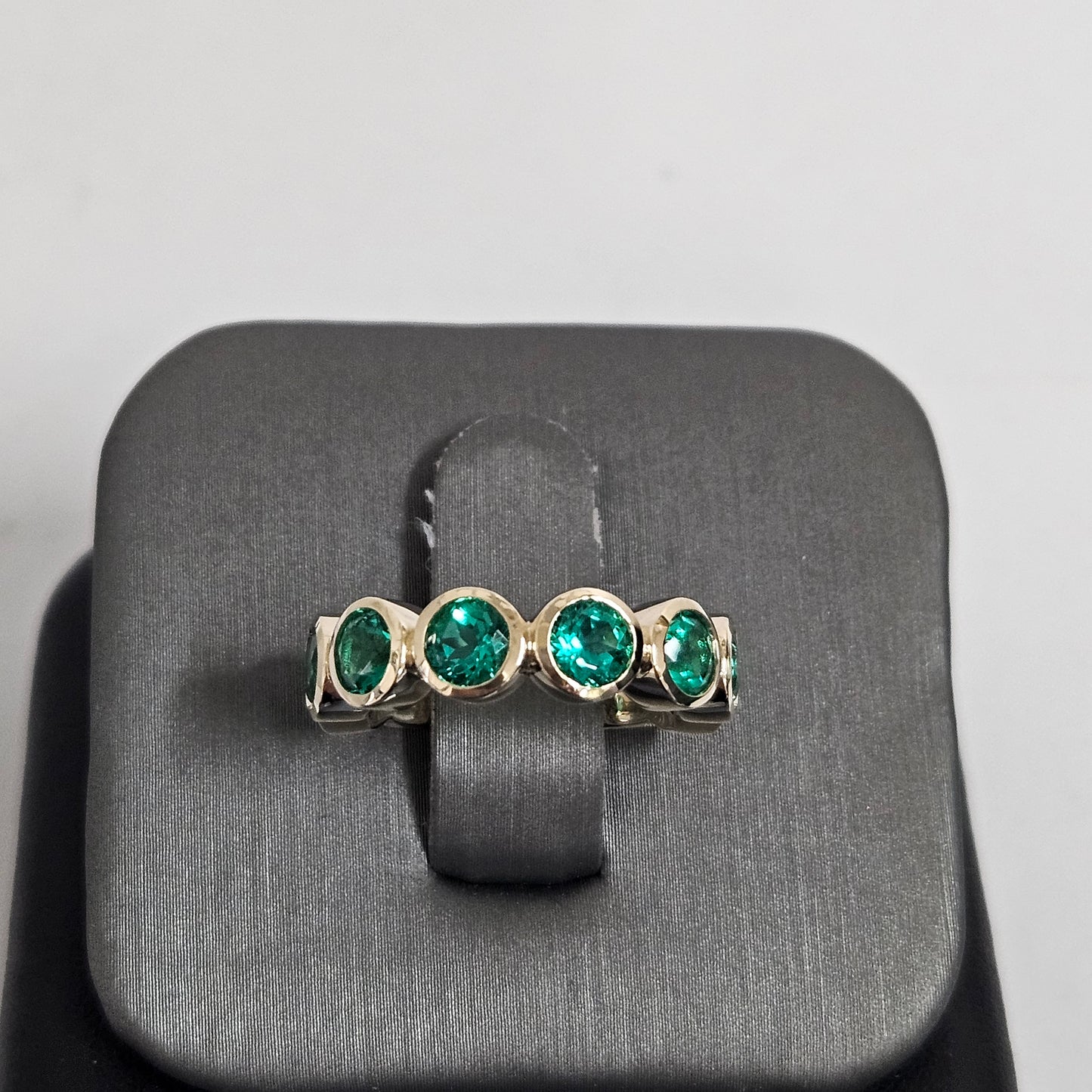 Bezel Setting Round Emerald Band/ Lab Round Emerald Wedding Ring/Anniversary gift Ring/Stackable  Band
