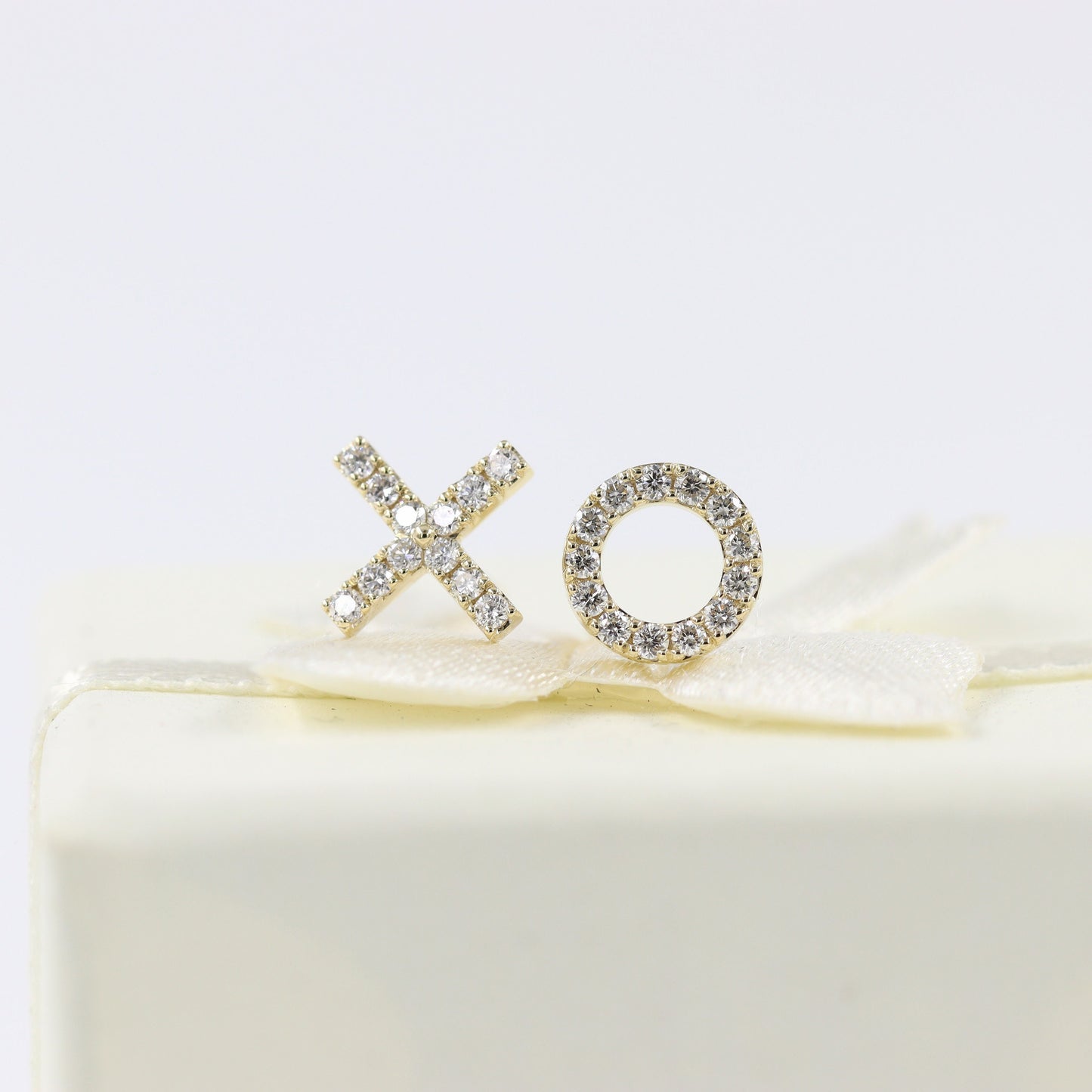 Natural Diamond O & X Earrings/Stud Circle Earrings/14k gold Dainty Earrings/Minimalist Diamond Earrings/Diamond Earrings/Anniversary gift