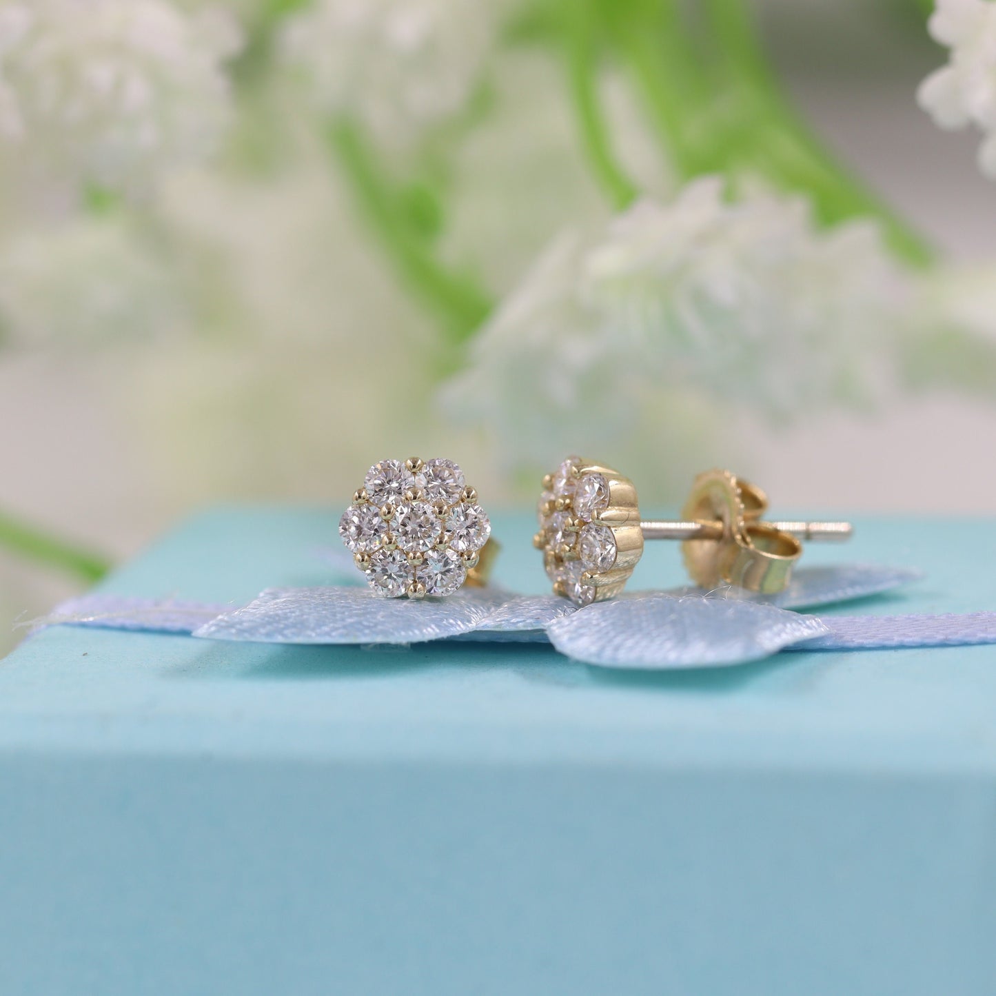 Round Diamond Flower Earrings / Diamond Stud Flower Earrings / 14k gold Diamond Earring / dainty Diamond Earring / anniversary gift /Gifts for her